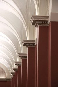 Säulenkapitelle als Kranzgesims mit Zahnstabprofil, Gemäldegalerie - Semperbau, Zwinger Dresden