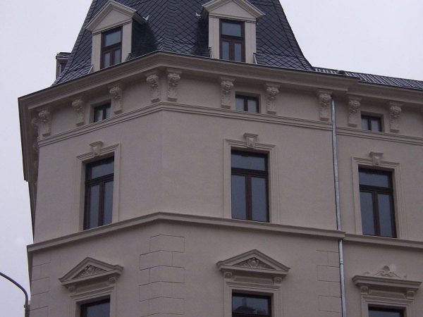 Konsolgesims unter der Traufe, Gurtgesimse, Fenster mit Faschen und Bekrönungen, Leipzig
