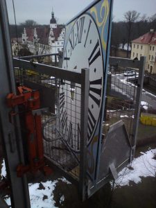 Demontage Ziffernblatt einer Kirchturmuhr zur Restaurierung, Kirche Zabeltitz