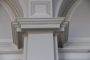 Restaurierung der Säulen und Pilaster mit Kapitell und Basis, Rekonstruktion der Bogenprofile, Einzelelemente - Eierstab und Kyma, Canalettogang